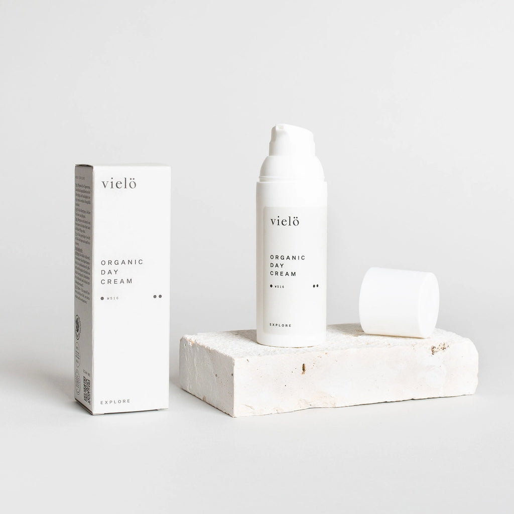 Vielö Organic Hyaluron Day Cream moisturizing face cream with low and high molecular weight hyaluronic acid, apricot kernel oil, camomile and arnica extracts for firm, elastic and hydrated skin, minimalist clean skincare product shot.